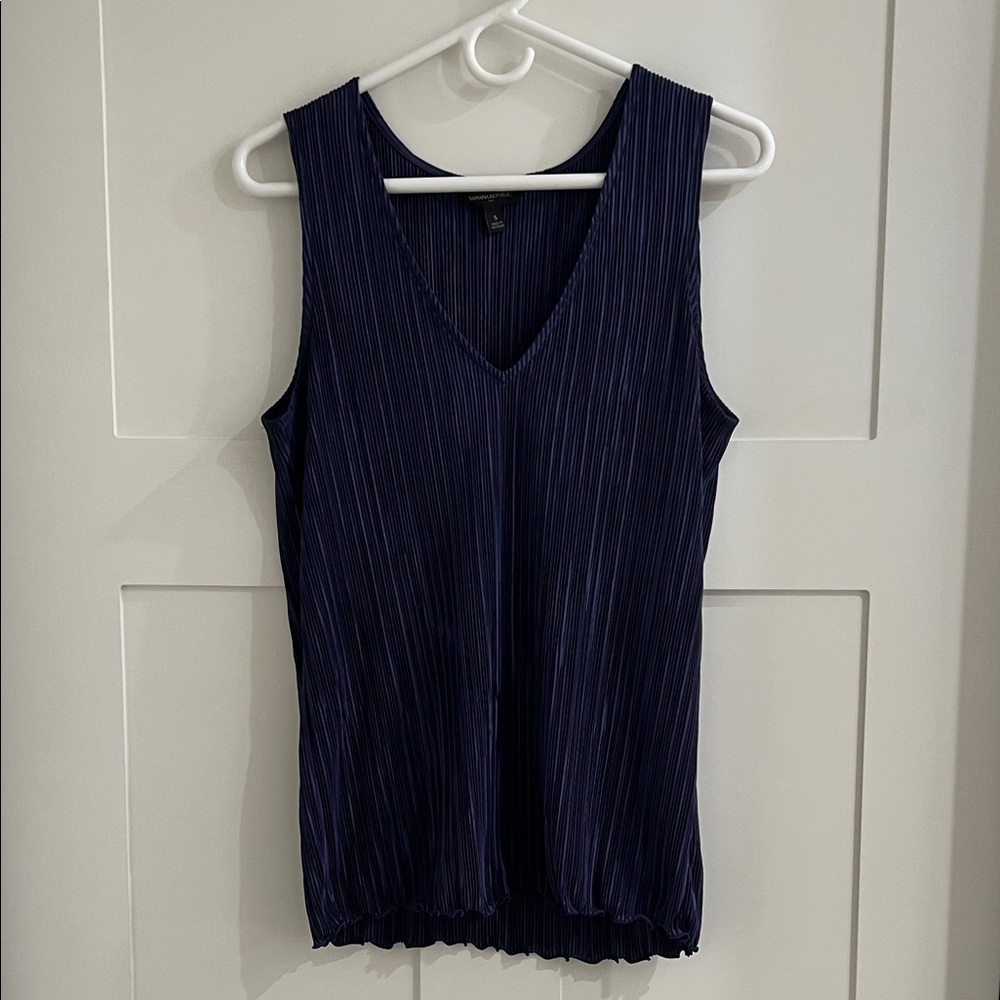 🌻3/$25 Banana‎ Republic Deep V-Neck Tank Top